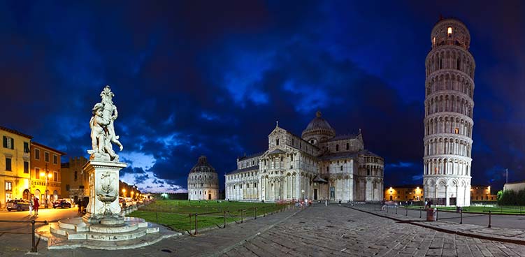 Pisa bei Nacht