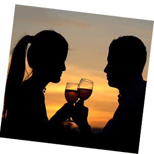 Ein Paar trinkt Wein